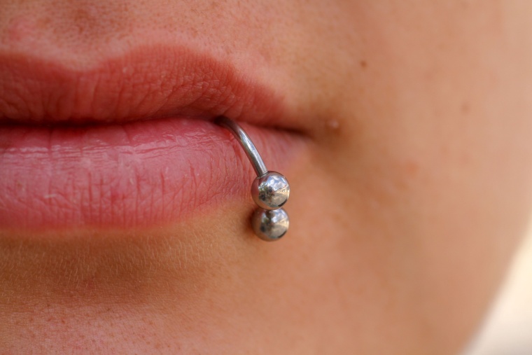 Todo sobre los cuidados del piercing en el labio - Clínica Dental Adeslas